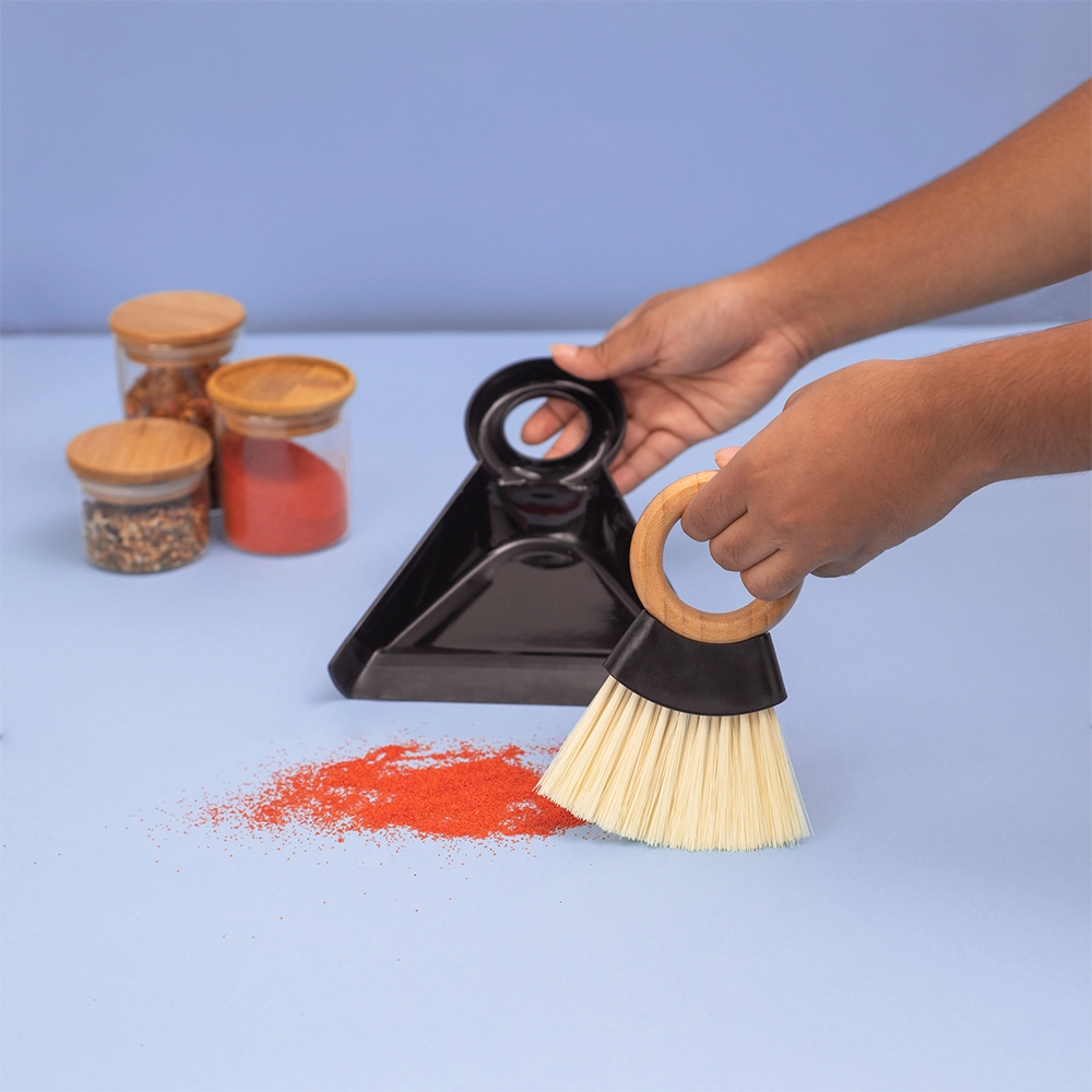 Kit Escova e Pá Para Limpar Oikos 17 X 19 Cm Kit Escova e Pá Para Limpar Oikos 17 X 19 Cm